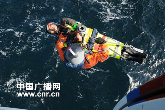 交通運輸部北海救助飛行隊救助兩名重傷漁民