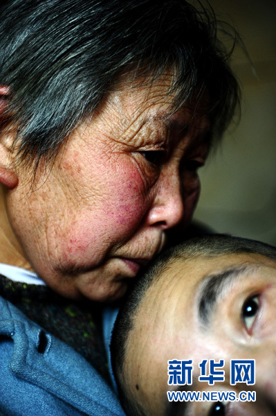 青海夫婦32年撫養腦癱棄兒托起生命之光