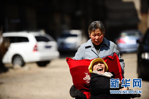 青海夫婦32年撫養腦癱棄兒托起生命之光