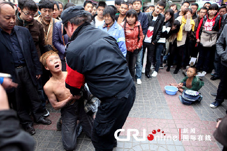西安小偷搶乞丐錢(qián) 被路人就地抓獲
