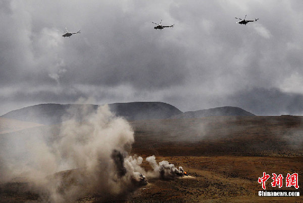 解放軍首次在高海拔高寒地區組織陸空聯合演習