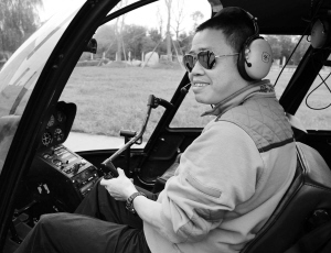 成都“車瘋子”“轉(zhuǎn)行”玩飛機(jī) 目前在學(xué)習(xí)飛行