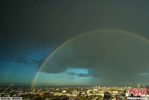 罕見霓虹橫跨倫敦上空