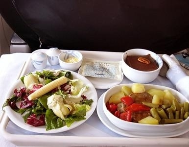 飛機(jī)上也有美食！看看各航空公司飛機(jī)餐