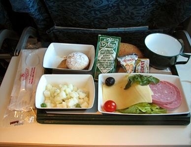 飛機(jī)上也有美食！看看各航空公司飛機(jī)餐