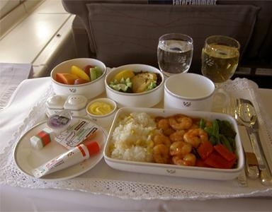 飛機(jī)上也有美食！看看各航空公司飛機(jī)餐