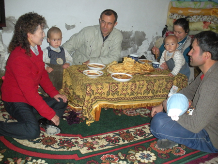 互幫互助鄰里情深 震后災區彰顯“新疆精神”