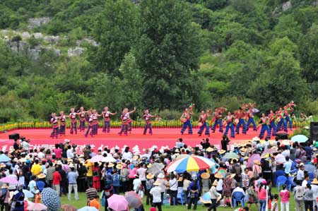 彝鄉(xiāng)石林：3萬(wàn)農(nóng)民忙時(shí)勞作閑時(shí)歌