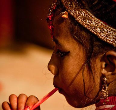 揭秘尼泊爾少女奇異的“果實(shí)婚禮”