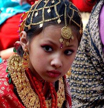 揭秘尼泊爾少女奇異的“果實(shí)婚禮”