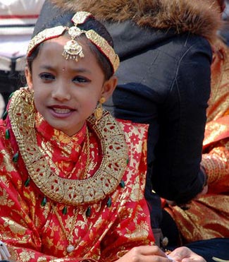 揭秘尼泊爾少女奇異的“果實婚禮”