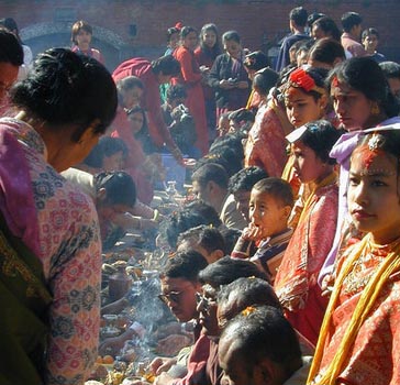 揭秘尼泊爾少女奇異的“果實婚禮”