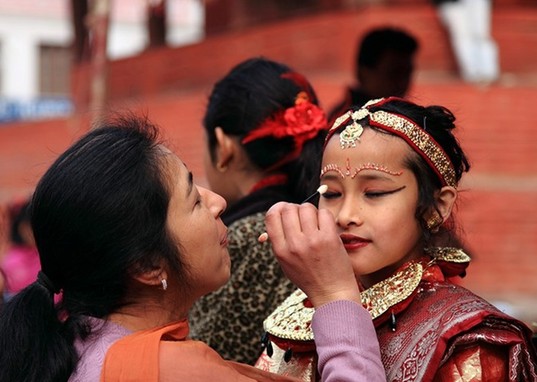 揭秘尼泊爾少女奇異的“果實(shí)婚禮”