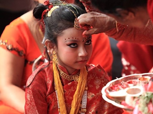 揭秘尼泊爾少女奇異的“果實婚禮”