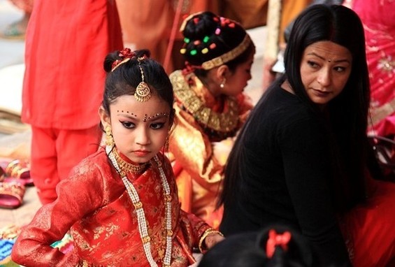 揭秘尼泊爾少女奇異的“果實(shí)婚禮”