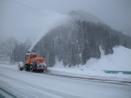 多部門協(xié)同配合鏖戰(zhàn)暴雪 確保伊犁交通暢通無阻