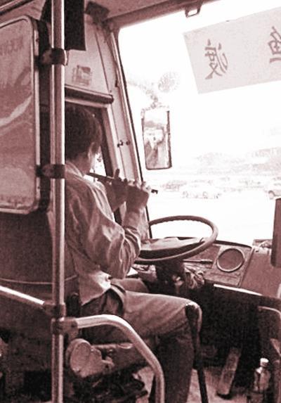 “最文藝司機”堵車吹笛子 著解放鞋文藝范十足