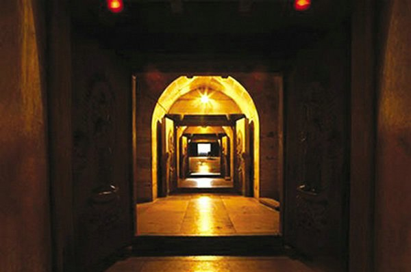 古墓長明燈千年不熄之謎!