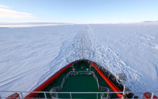 南極科考船“雪龍”號穿過密集浮冰區(qū)進入南極圈
