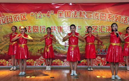 油城克拉瑪依舉辦文藝匯演迎接全國(guó)法制宣傳日