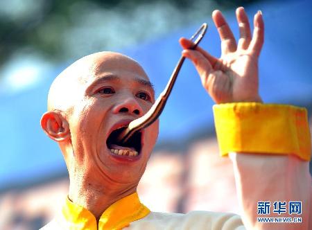 “亞洲蛇王”與蛇共舞