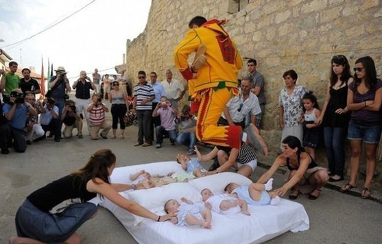 實拍西班牙跨嬰驅(qū)魔的怪異節(jié)日！