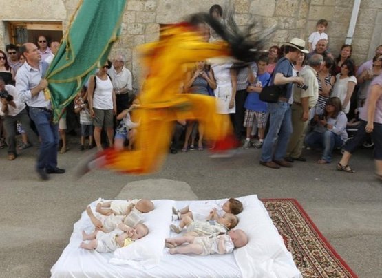 實拍西班牙跨嬰驅魔的怪異節日！