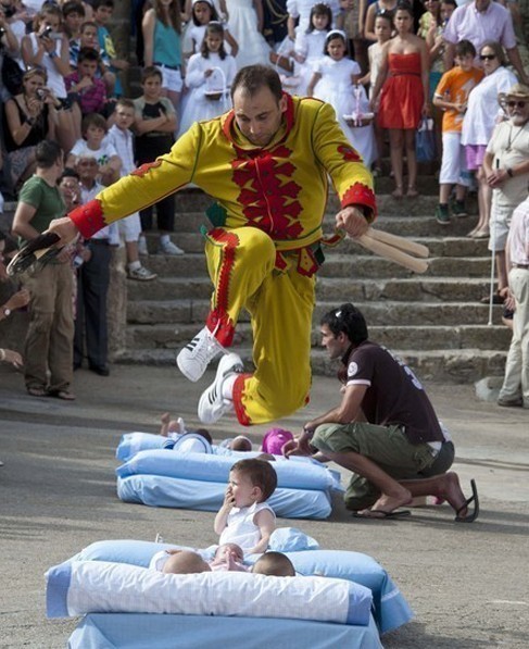 實拍西班牙跨嬰驅(qū)魔的怪異節(jié)日！