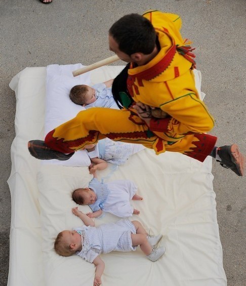 實拍西班牙跨嬰驅(qū)魔的怪異節(jié)日！