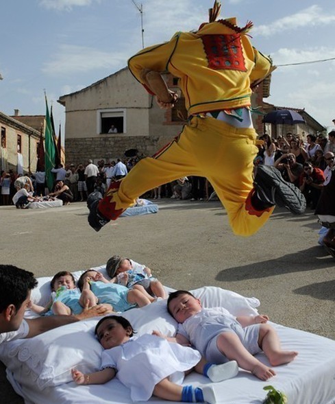 實(shí)拍西班牙跨嬰驅(qū)魔的怪異節(jié)日！