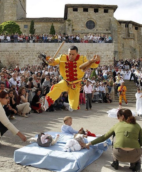 實拍西班牙跨嬰驅魔的怪異節日！