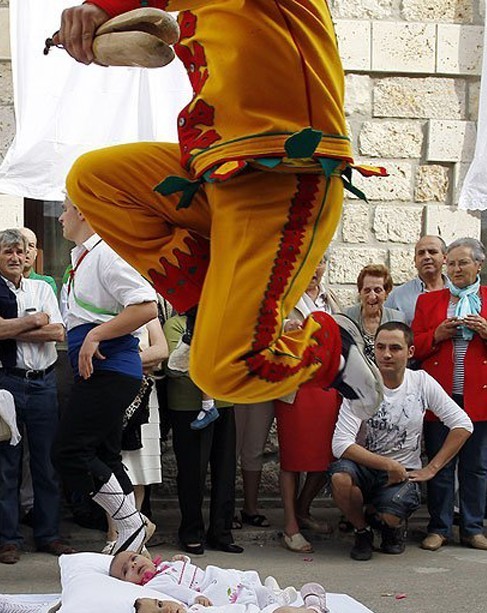 實(shí)拍西班牙跨嬰驅(qū)魔的怪異節(jié)日！