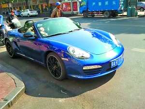 少女當街救人，關(guān)保時捷啥事？