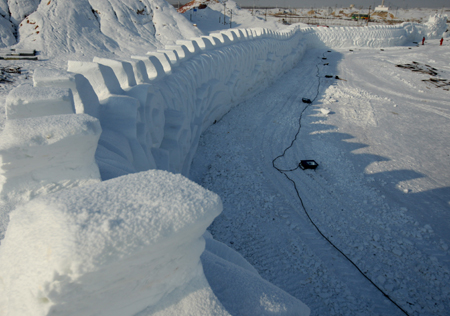 百米雪雕巨龍亮相“油城”
