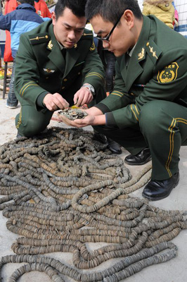 福建邊防部門查扣一批疑似古錢幣