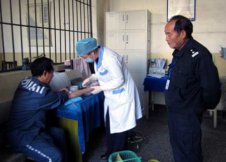 昆鐵看守所人性化管理為患病在押人員體檢