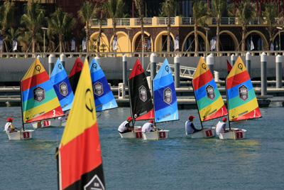 沃爾沃帆船賽三亞站:18名青少年揚帆帆船港(圖)