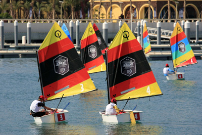 沃爾沃帆船賽三亞站:18名青少年揚帆帆船港(圖)