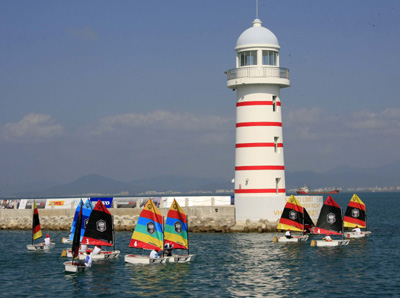 沃爾沃帆船賽三亞站:18名青少年揚帆帆船港(圖)