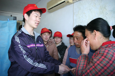 愛灑濟源 志愿者救助最美的彩霞