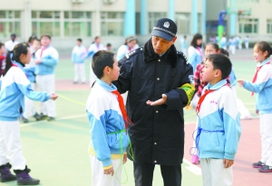 北京中小學幼兒園年內配校警(圖)
