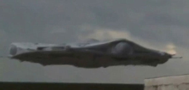 “UFO”降臨美國(guó)工業(yè)園視頻爆紅 網(wǎng)友質(zhì)疑