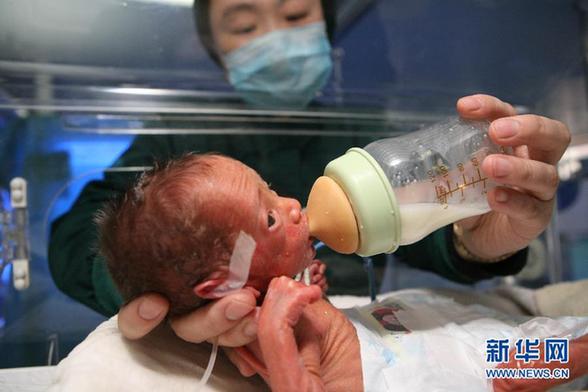 湖北襄陽(yáng)一“袖珍女?huà)?#8221;平安出院