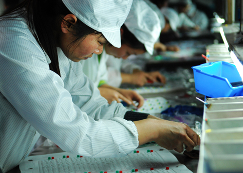 河南唐河：留守婦女家門口再就業