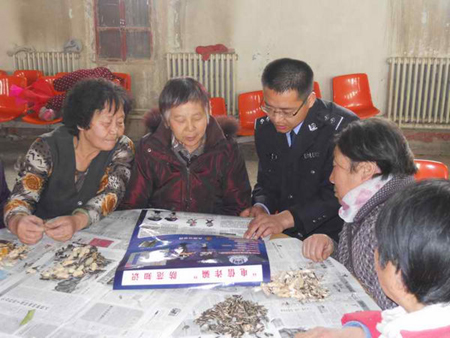 民警“三八”節向老年婦女宣傳防詐騙知識