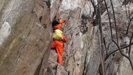 攀巖嵩山被困 登封消防27小時(shí)生命接力