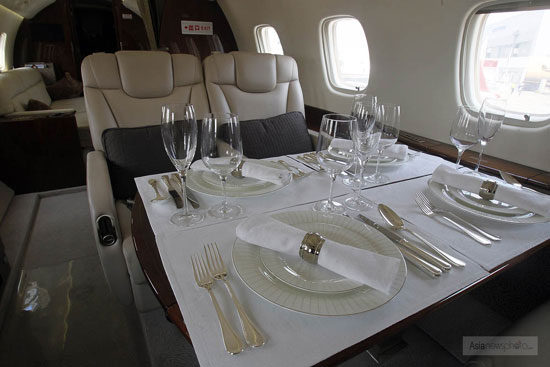 成龍私人飛機亮相2012亞洲公務(wù)航空展 價值2億人民幣