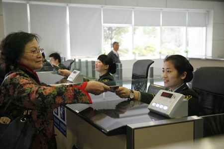 江蘇無錫邊檢：熱情服務(wù)返鄉(xiāng)祭祖臺胞