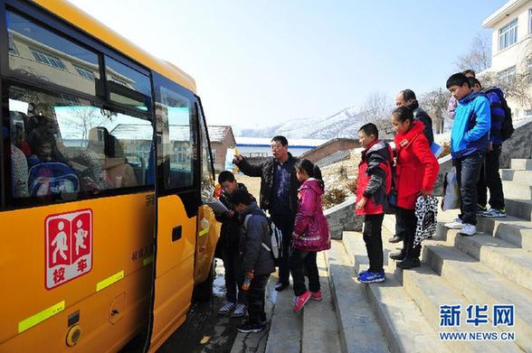 校車安全條例草案獲原則通過 賦予校車優先權