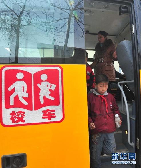 校車安全條例草案獲原則通過 賦予校車優(yōu)先權(quán)